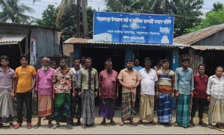 শাহজাদপুরে কাঠ ও ফার্ণিচার ব্যবসায়ী সমিতির বিক্ষোভ ও মানববন্ধন