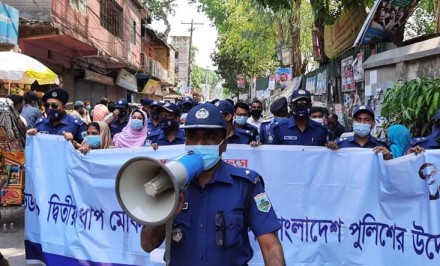 শাহজাদপুরে থানা পুলিশের মাস্ক বিতরণ