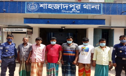 শাহজাদপুরে ৪ জুয়ারীসহ আটক ৬