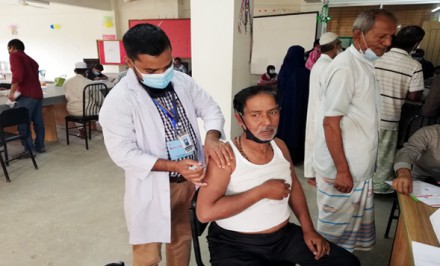 শাহজাদপুরে করোনা টিকা গ্রহণে মানুষের আগ্রহ বাড়ছে