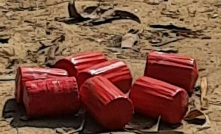 শাহজাদপুরে র্যাব ও পুলিশের অভিযানে ৭টি সাদৃশ্য হাতবোমা ও ৩১টি ঢাল উদ্ধার