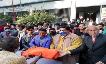 শাহজাদপুরে সাবেক এমপি চয়ন ইসলামের কম্বল ও মাস্ক বিতরন