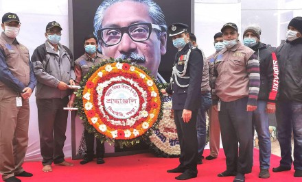 বিজয় দিবসে শহীদদের প্রতি বগুড়ায় সিআইডির শ্রদ্ধা নিবেদন