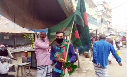 বিজয়ের মাসে শাহজাদপুরে জাতীয় পতাকা বিক্রির ধুম