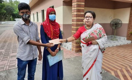 শাহজাদপুরের দুই মেধাবী শিক্ষার্থীকে নগদ অর্থ দিলেন প্রফেসর মেরিনা জাহান কবিতা