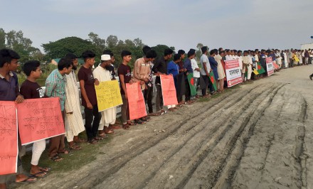 ধর্ষণের প্রতিবাদ ও নারীর প্রতি সহিংসতার স্থায়ী অবসান চেয়ে 'হৃদয়ে গালা' এর মানববন্ধন