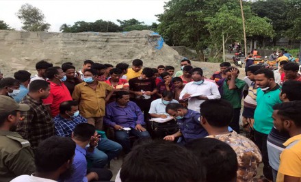 শাহজাদপুরে ভ্রাম্যমান আদালতে অবৈধ বালু ব্যাবসায়ীদের জরিমানা : বালু ও ড্রেজার নিলামে বিক্রি