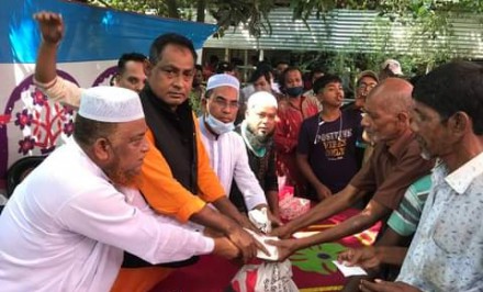 আসন্ন শাহজাদপুর পৌরসভা নির্বাচনে মেয়র পদে নৌকায় মনোনয়ন প্রত্যাশী তরু লোদির ত্রাণ বিতরণ