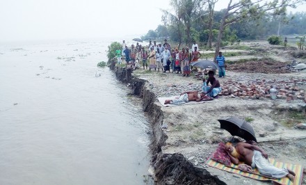 ‘এই জায়গায় বাঁধ কইর‌্যা না দিলে এই ভিট্যায়ই জীবন শ্যাষ কইর‌্যা দিমু; আর যামুনা কোথাও!’