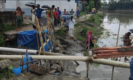 শাহজাদপুরে অবৈধ ড্রেজারে সড়ক ভেঙে হাজারো মানুষের চলাচল স্থবির