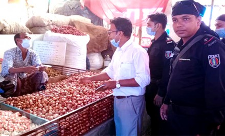 বেশি দামে পেঁয়াজ বিক্রি ! উল্লাপাড়ায় ১০ ব্যবসায়ীকে জরিমানা