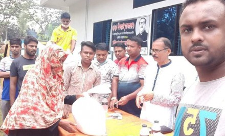 শাহজাদপুরে বন্যার্তদের পাশে মিল্কভিটার ভাইস চেয়ারম্যান