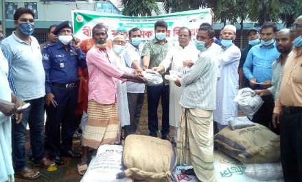 শাহজাদপুরে কৃষকের মাঝে বিনামূল্যে সার ও বীজ বিতরণ