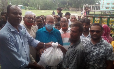 শাহজাদপুরে প্রফেসর ড. এমএ মুহিতের পক্ষ থেকে ৪৬০ টি প্রতিবন্ধি শিশুর পরিবারের মাঝে খাদ্য-সামগ্রী বিতরণ