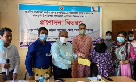 বেলকুচিতে করোনায় ক্ষতিগ্রস্ত তাঁত শ্রমিকদের অর্থ সহায়তা