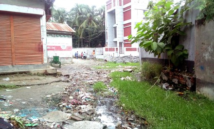 শাহজাদপুর ১ যুগেও সংস্কার হয়নি মুক্তিযোদ্ধা কমপ্লেক্সের সামনের সড়ক