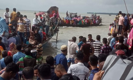শাহজাদপুরে যমুনা নদীতে অতিরিক্ত যাত্রী নিয়ে নৌকায় ঝুঁকিপূর্ণ পারাপার: দুর্ঘটনার শঙ্কা