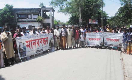 যমুনায় অবৈধ বালু উত্তোলন বন্ধের দাবিতে মানববন্ধন