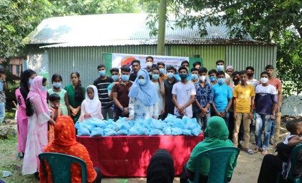 শাহজাদপুরে করোনা ক্রান্তি লগ্নে 'আলোকবর্তিকা'র ঈদ উপহার