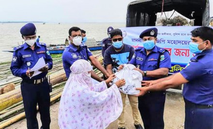 আইজিপির খাদ্য-ঈদসামগ্রী পেল যমুনার চরের বানভাসিরা