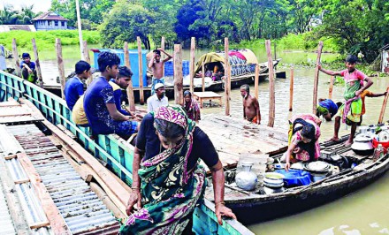 বন্যার পানি ঢুকে পড়েছে শহরেও
