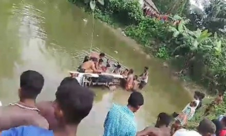 সলঙ্গায় এ্যাম্বুলেন্স খাদে পড়ে নিহত ১, আহত ৫