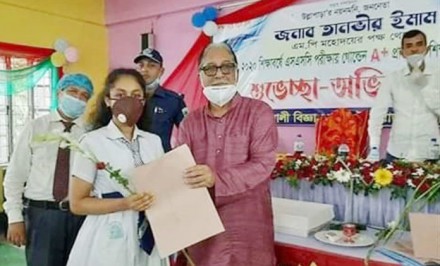 উল্লাপাড়ায় গোল্ডেন জিপিএ ৫ প্রাপ্ত শিক্ষার্থীদের আনুষ্ঠানিক ভাবে সংবর্ধনা