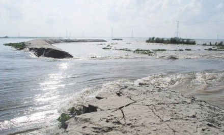 শাহজাদপুরে বাঁধ ভেঙ্গে ৫ জেলার বিস্তীর্ণ এলাকা প্লাবিত