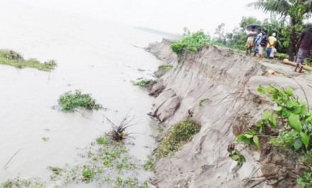 এনায়েতপুরে যমুনার তীর সংরক্ষণ বাঁধ নির্মাণের দাবি