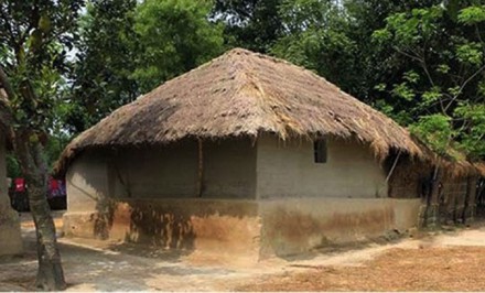 কালের আবর্তে হারিয়ে যাচ্ছে ঐতিহ্যবাহী মাটির ঘর
