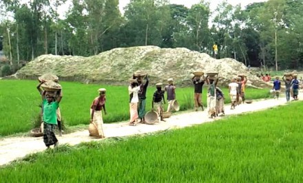 করোনায় কর্মহীন গ্রামবাসী স্বেচ্ছাশ্রমে নির্মাণ করলো ১ কিঃমিঃ রাস্তা