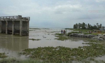 যমুনার স্পার বাঁধে ধস, শতাধিক ঘরবাড়ি নদীতে