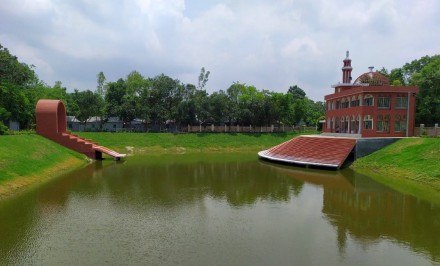 সিরাজগঞ্জে মসজিদ ই নওয়াজিশ হয়ে উঠছে দর্শনীয় স্থান