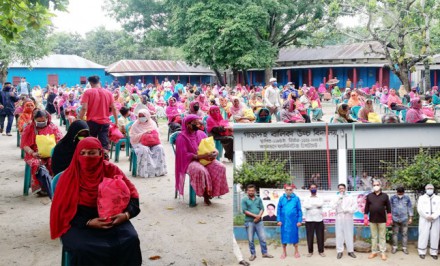 শাহজাদপুরে ঈদ উপহার সামগ্রী বিতরণ করলেন গাড়াদহ ইউপি আঃলীগ সভাপতি সেলিম