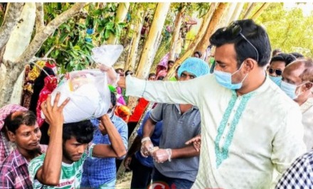 চৌহালীতে মমিন মন্ডল এমপির খাদ্য সামগ্রী বিতরণ