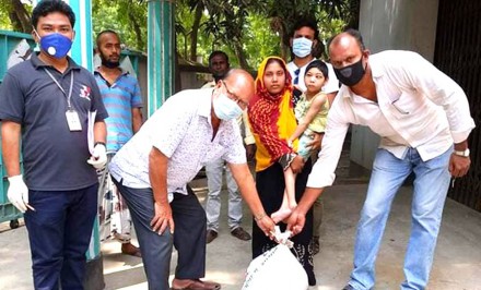 শাহজাদপুরে আড়াইশ প্রতিবন্ধীর পাশে প্রফেসর ড. এমএ মুহিত