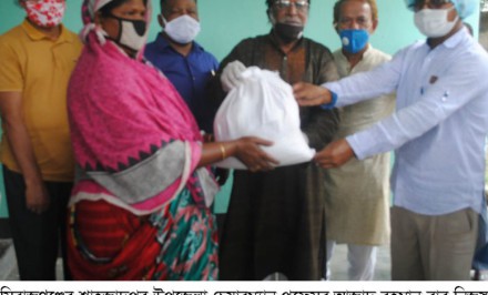 শাহজাদপুর উপজেলা চেয়ারম্যান আজাদ রহমানের ব্যক্তিগত অর্থায়নে খাদ্য ও ইফতার সামগ্রী বিতরণ