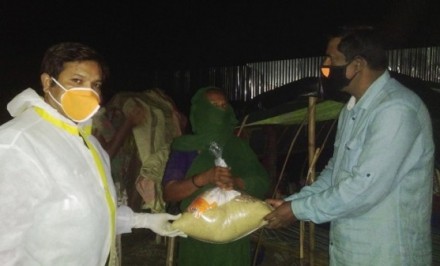শাহজাদপুরে বেদেপল্লিতে মেরিনা জাহানের খাদ্য সামগ্রী
