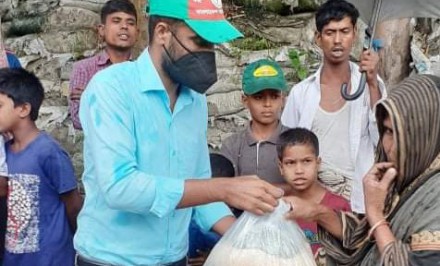 শাহজাদপুরের দুর্গম সন্তোষা পল্লীর মধ্যবিত্তদের পাশে দাঁড়ালেন ইঞ্জিনিয়ার সাজু