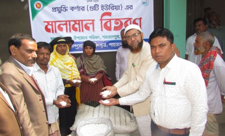 শাহজাদপুরে ৪’শ ক্ষুদ্র কৃষকের মাঝে বিনামূল্যে বীজ ও সার বিতরণ
