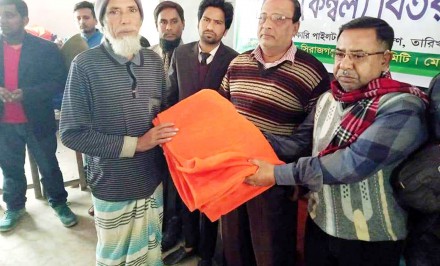 শাহজাদপুর ও উল্লাপাড়ায় শতশত দুস্থদের মধ্যে শীতবস্ত্র বিতরণ