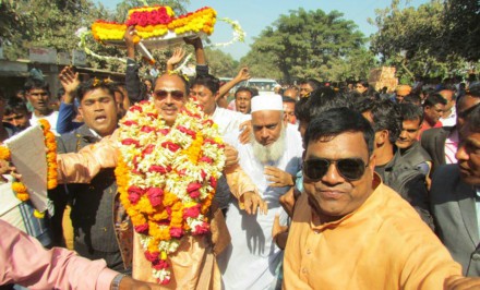 শাহজাদপুরে নৌকার মাঝি হাসিবুর রহমান স্বপনের আগমনে জনতার ঢল