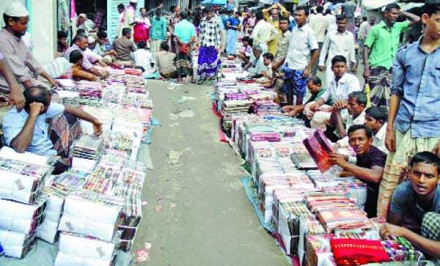 শাহজাদপুর কাপড়ের হাট বন্ধ থাকায় বন্ধ হয়েছে শতকোটি টাকার ব্যবসা