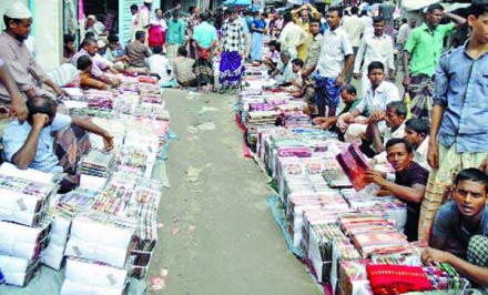 শাহজাদপুর কাপড়ের হাট বন্ধ থাকায় বন্ধ হয়েছে শতকোটি টাকার ব্যবসা