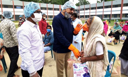 শাহজাদপুরে হত দরিদ্রদের মাঝে খাদ্য সামগ্রী ও নগদ অর্থ বিতরণ