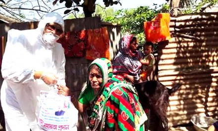 শাহজাদপুরে ২ হাজার দরিদ্র পরিবারের মাঝে খাদ্য বিতরণ করলেন স্থানীয় এমপি