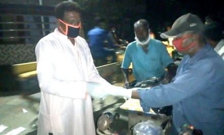 শাহজাদপুরে করোনা প্রতিরোধে যানবাহন চালকদের মাঝে নানা উপকরণ বিতরণ