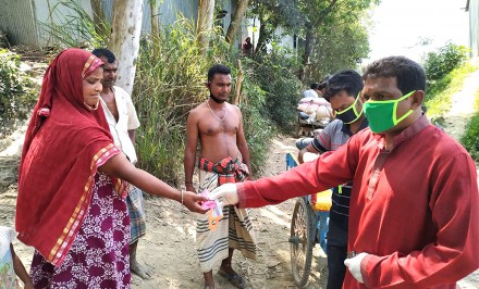 করোনা প্রতিরোধে কায়েমপুর ইউপি চেয়ারম্যান হাসান বিভিন্ন উপকরণ নিয়ে গ্রামে গ্রামে পথে প্রান্তরে
