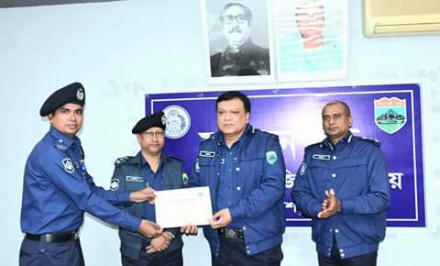 রাজশাহী রেঞ্জের সেরা পুলিশ পরিদর্শকের (তদন্ত) স্বীকৃতি পেলেন কেএম রাকিবুল হুদা