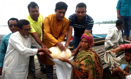 শাহজাদপুরে কৈজুরী ও সোনাতনী ইউনিয়নের ১২'শ বন্যার্তদের মধ্যে ত্রাণ বিতরণ